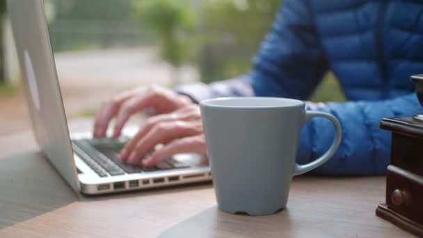 Close Cup Coffee Coffee Smoke Desk Table Man Using Laptop — Stock Video
