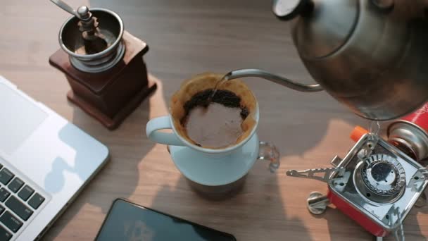 Медленное Движение Человек Руки Заливки Горячей Воды Чайника Жареный Кофе — стоковое видео