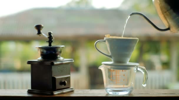 Наливание Горячей Воды Чайника Жареный Кофе Земли Фильтром Утром Капельное — стоковое видео