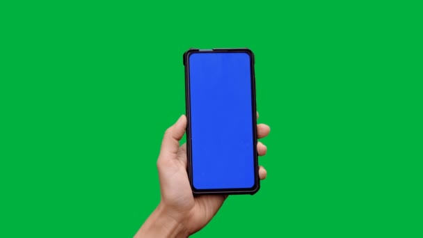 Mulher Mão Segurando Tocando Tela Smartphone Com Tela Azul Croma — Vídeo de Stock