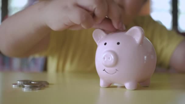 Geld Besparen Concept Little Boy Hand Zet Geld Munt Spaarvarken — Stockvideo