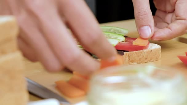 Χέρια Της Γυναίκας Βάζουν Φρέσκα Καρότα Φέτα Υγιεινό Σάντουιτς Κοντινό — Αρχείο Βίντεο