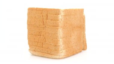 Beyaz arkaplanda tam buğday ekmeği rotasyonu izole edildi, kapat