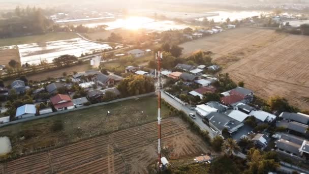 Vista Aerea Girato Intorno Torre Telecomunicazione Una Posizione Rurale Trasmettitori — Video Stock