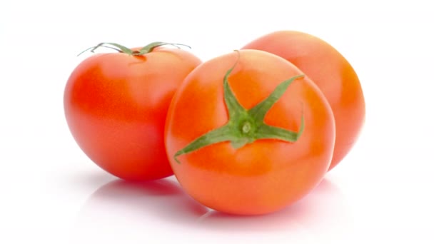 Tomaten Rotation Und Halbe Tomaten Rotation Isoliert Auf Weißem Hintergrund — Stockvideo