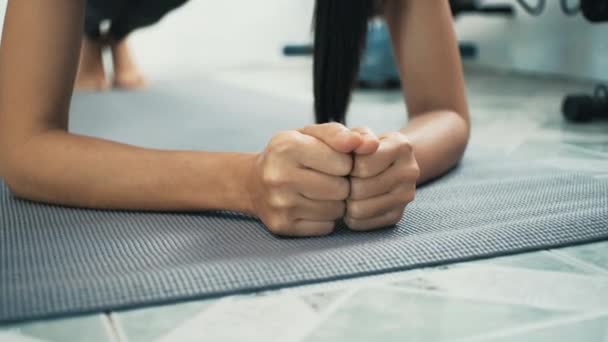 Close Vrouw Hand Doen Plank Oefening Thuis — Stockvideo