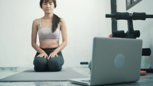 Ung Stærk Kvinde Gør Træning Med Online Træner Ved Hjælp – Stock-video