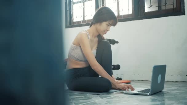 Jovem Mulher Asiática Usando Laptop Para Sessões Treino Digital Casa — Vídeo de Stock