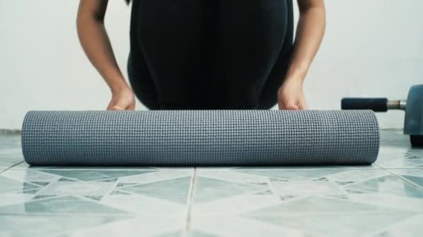 Wanita Muda Melakukan Olahraga Dan Menggunakan Tikar Yoga Untuk Sesi — Stok Video