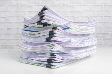 Ahşap masada yığınla iş kağıdı, iş görüşmesi ve iş konseptleri, ofis masasında doküman yığını, aşırı çalışma, çok çalışma, kağıt yığını.
