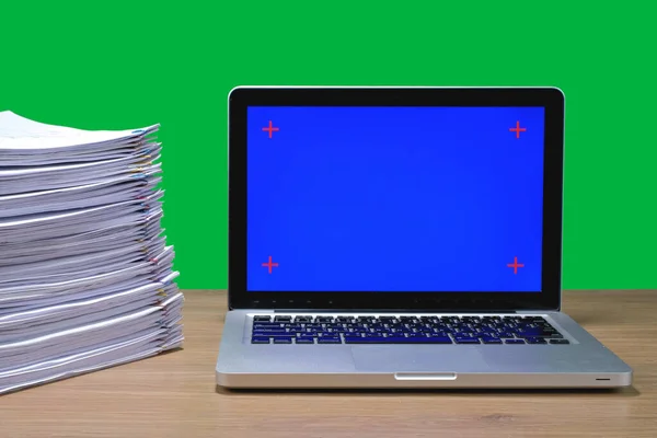 ブルースクリーンノートパソコンとスタックオーバーロードドキュメントクロマキーグリーン画面の背景に紙ファイル 家のコンセプトからの仕事 — ストック写真