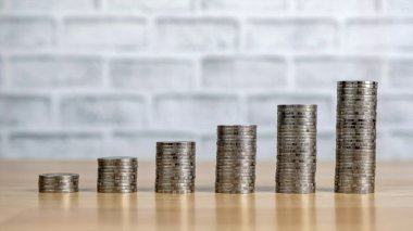 Para yığını büyüyen büyümeyi hızlandırır para tasarrufu, finansal iş yatırımları kavramı, para yığını grafiksel olarak düzenlenir.