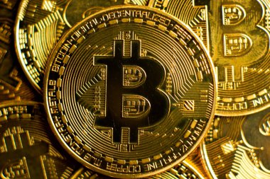 Bilgisayar anakart üzerinde altın bitcoin Kripto para, kripto para madencilik konsepti, Top view.