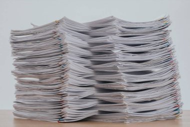 Ahşap masada yığınla iş kağıdı, iş görüşmesi ve iş konseptleri, ofis masasında doküman yığını, aşırı çalışma, çok çalışma, kağıt yığını.