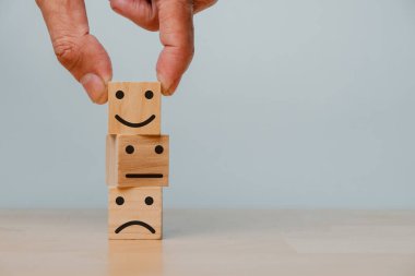 İnsan eliyle, kopya alanı, Müşteri hizmetleri değerlendirmesi ve memnuniyet anketleri içeren mutlu simge gösterimi.