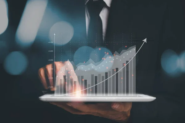 Geschäftsmann Der Holographische Diagramme Und Börsenstatistiken Hält Profitiert Vom Bildschirm — Stockfoto