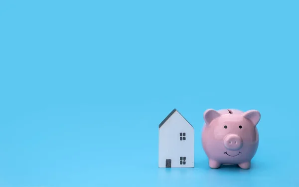 Piggybank Och Minihus Blå Bakgrund Med Kopieringsutrymme Förbereda Pengar För — Stockfoto