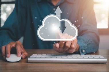 İş adamı el ele tutuşması bulut hesaplama kavramı, Bulut hesaplama kavramı, Yedekleme Verisi İnternet, ağ ve dijital, Paylaşım küresel, teknoloji kavramı.