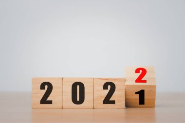 Ahşap bloklar 2021 2022 numaralı tahta masa üzerinde fotokopi alanı, yeni yıl, mutlu noeller.