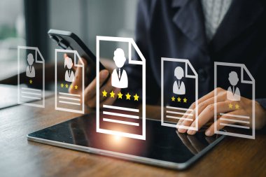 Bir tablet ve akıllı telefon üzerinde dijital çalışan profilleri ve değerlendirme ikonlarına sahip insan kaynakları teknolojisinin tasviri.
