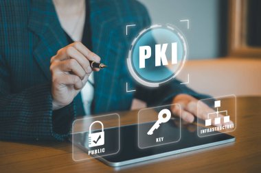Bir işletme profesyoneli dijital tablet üzerindeki PKI teknoloji simgeleri ile iletişim kurarak güvenli iletişim ve veri korumasını sembolize eder.
