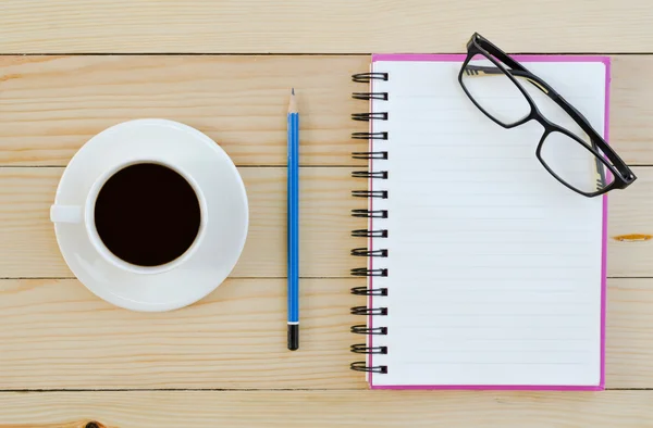 Fincan kahve, kalem ve gözlük ile boş bir beyaz notebook — Stok fotoğraf