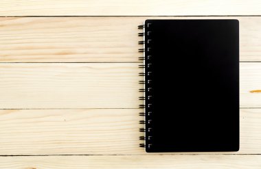 Üstünde siyah defter