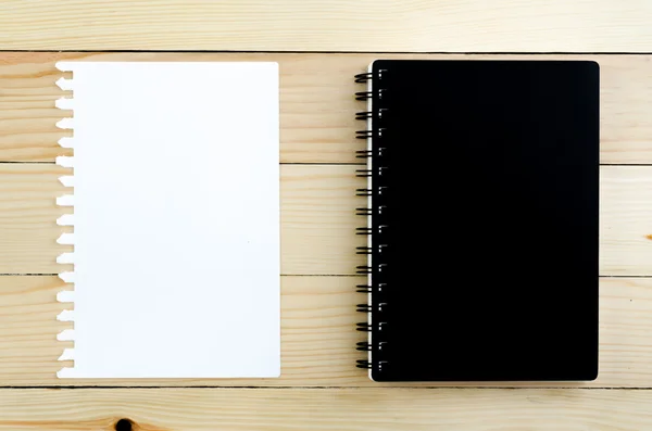 Black Notebook a prázdný papír — Stock fotografie