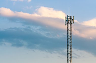 Telekomünikasyon sinyal kule mavi gökyüzü arka plan üzerinde