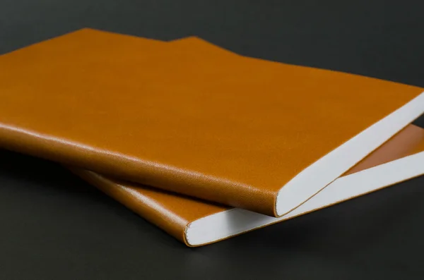 Lederen Cover Notebooks op zwarte achtergrond. — Stockfoto