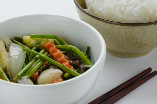 Legumes fritos e arroz para refeição vegetariana . — Fotografia de Stock