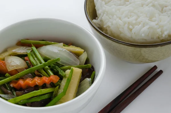 Legumes fritos e arroz para refeição vegetariana . — Fotografia de Stock