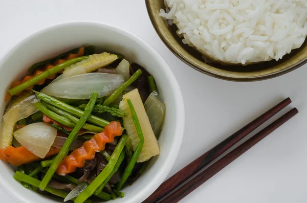 Жареные овощи и рис для вегетарианской еды . — стоковое фото