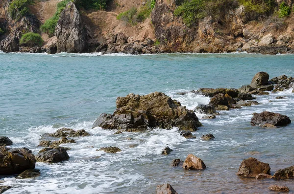 Sea Wave atacó la roca en la costa . — Foto de Stock