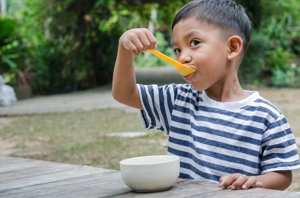 Asyalı çocuk yemek kahvaltı.