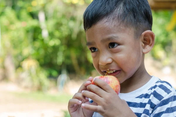 Asyalı çocuk zevk meyve yeme.