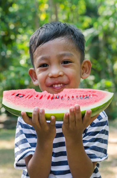 Ásia criança aproveite comer o melancia. — Fotografia de Stock