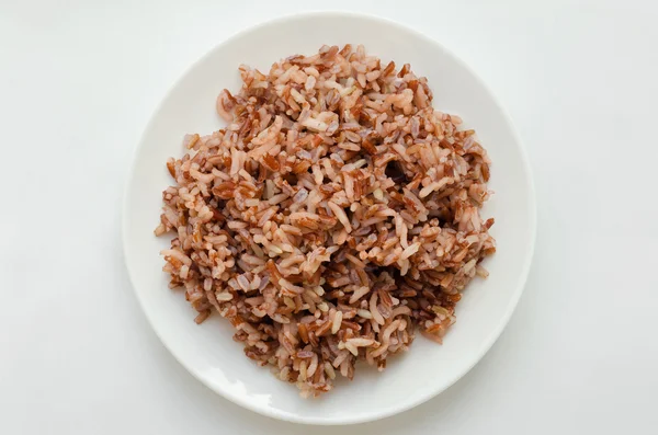 Бурый рис на белой тарелке . — стоковое фото