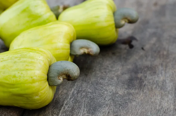 Doğal bahçesinden taze kaşu.