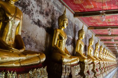 Wat Suthat 'daki Altın Buda Heykelleri Verandası, Tayland Bangkok.