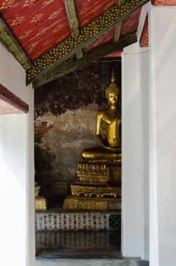 Wat Suthat 'ın Antik Verandasında Altın Buda Heykeli, Tayland Bangkok.