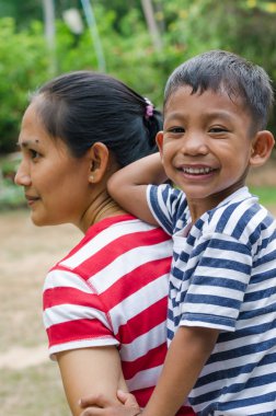 Asyalı çocuk annesi geri dönüyor.