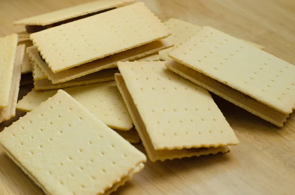 Gefüllter Cracker ist ein einfacher Snack für entspannte Zeit. — Stockfoto