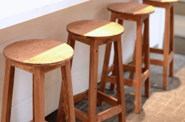 Drewniane Krzesła Zewnątrz Counter Bar Coffee Shop — Zdjęcie stockowe