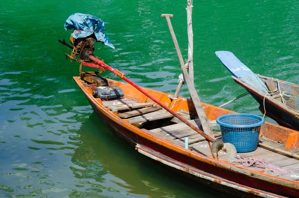 Barche Legno Ormeggiate Sulla Riva Del Fiume Clear — Foto Stock