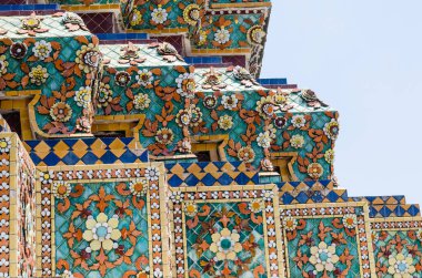 Geleneksel Tarzdaki Tayland Süslemeleri Tayland 'ın Bangkok kentindeki Stupa of Pho Manastırında Renkli Seramik ile süslenmiştir..