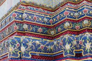 Geleneksel Tarzdaki Tayland Süslemeleri Tayland 'ın Bangkok kentindeki Stupa of Pho Manastırında Renkli Seramik ile süslenmiştir..