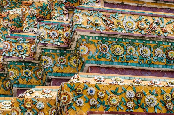 Thaise Decoratieve Patroon Traditionele Stijl Versierd Met Kleurrijke Keramiek Bij — Stockfoto