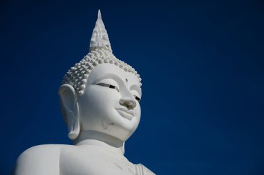 Büyük beyaz Buda heykelinin yüz.