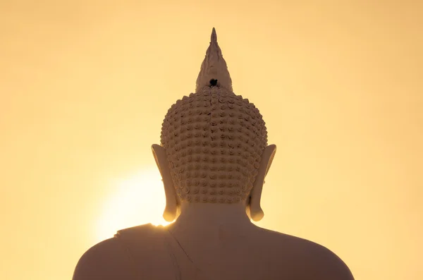 Große Buddha-Statue am Sonnenaufgang. — Stockfoto